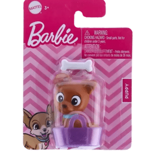 Bezaubernder Mini-Hund in Rosa im gemütlichen Puppenkorb
